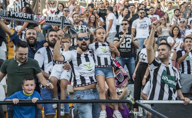 La afición celebra la remontada del Badajoz:: 