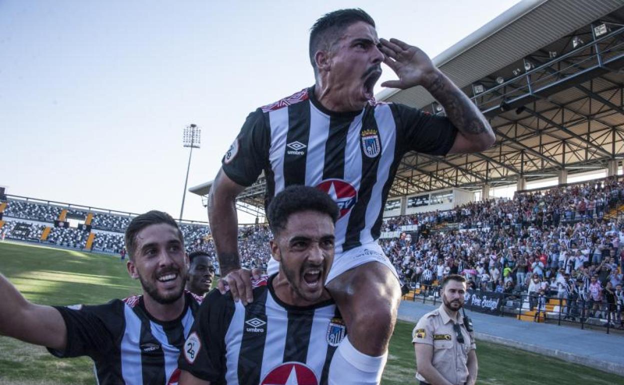 Celebración de Chris Ramos, autor del primer gol del Badajoz:: 