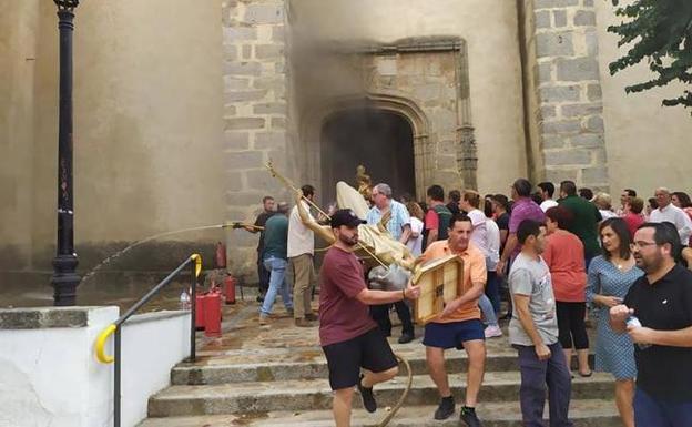 J. J. Minaya, restaurador en Cabeza del Buey: «Hay retablos afectados, pero son recuperables»