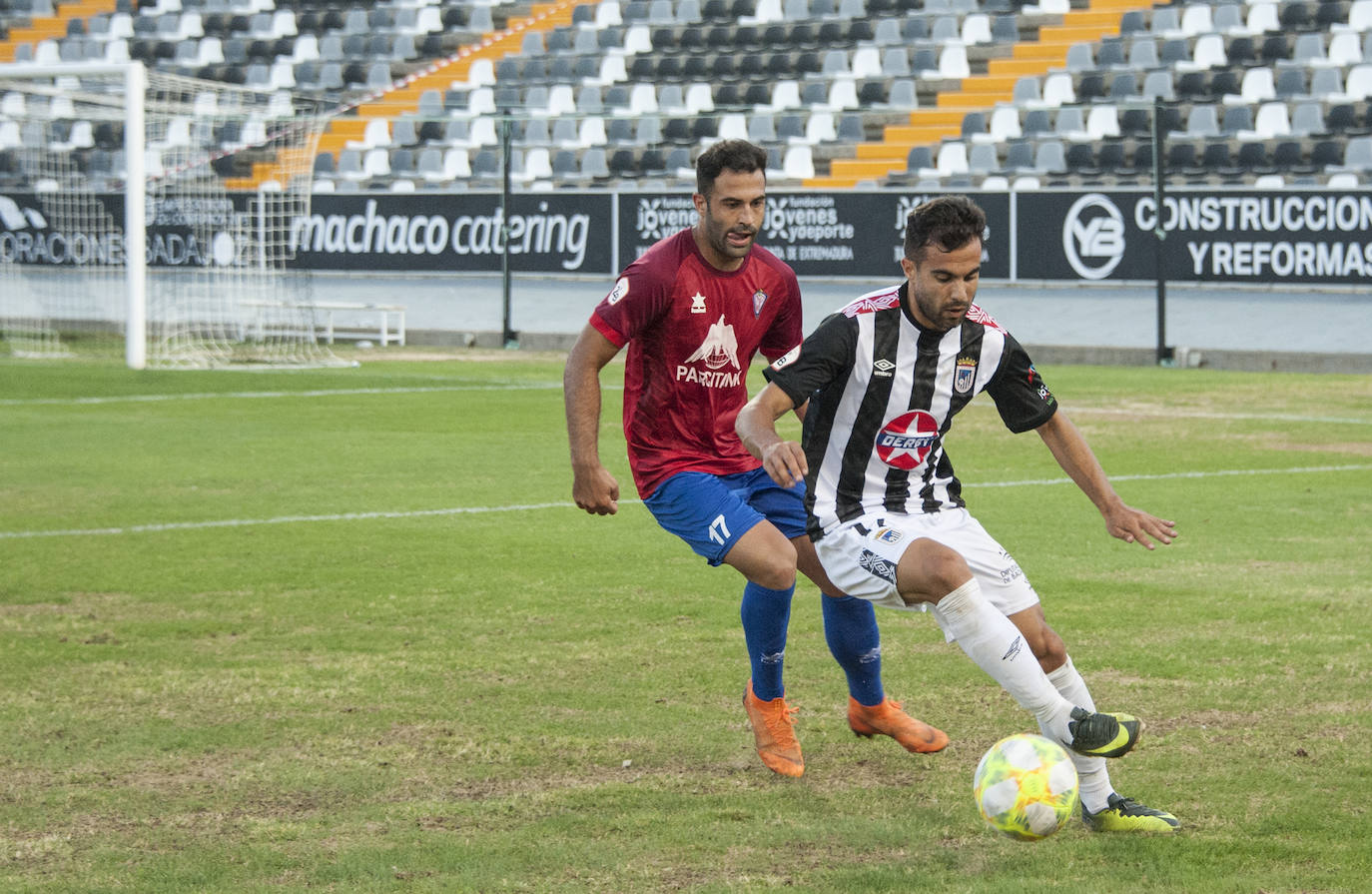 Fotos: Rmontada del Badajoz para ponerse líder