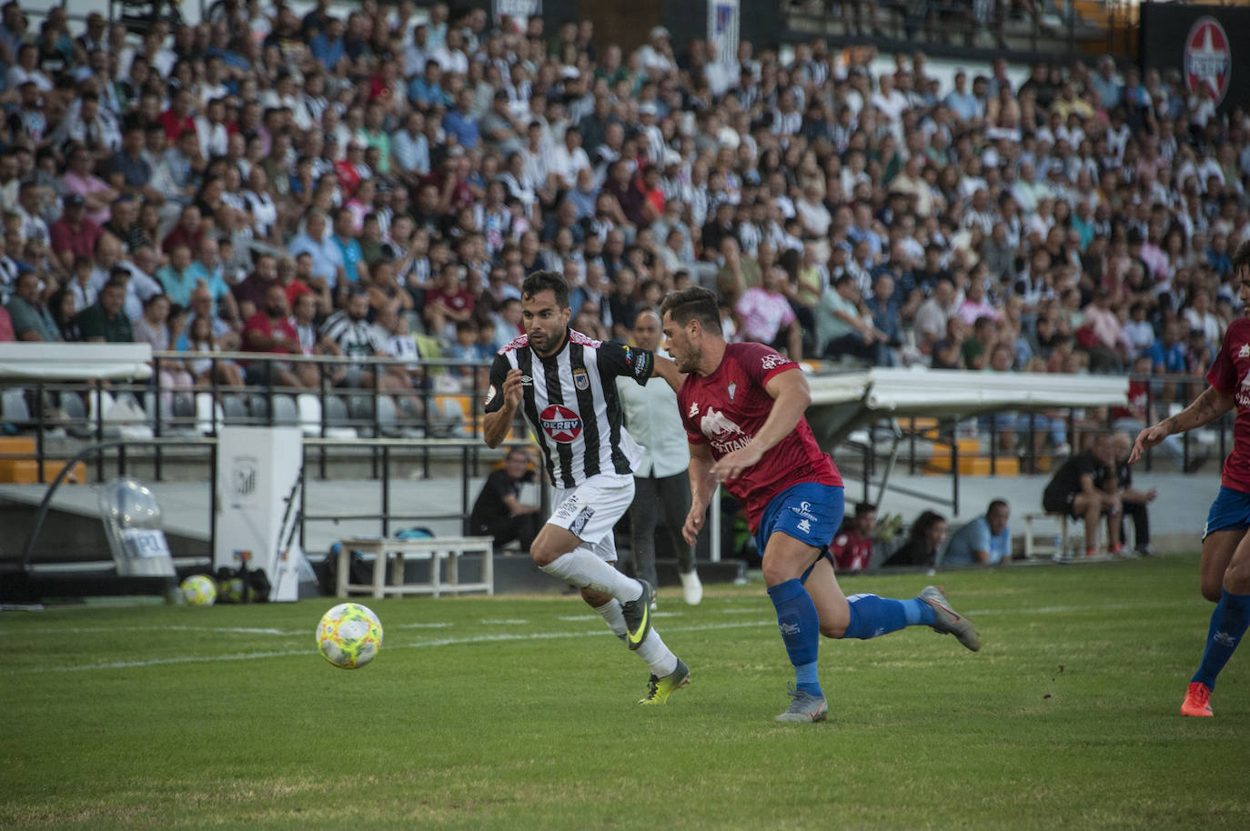 Fotos: Rmontada del Badajoz para ponerse líder