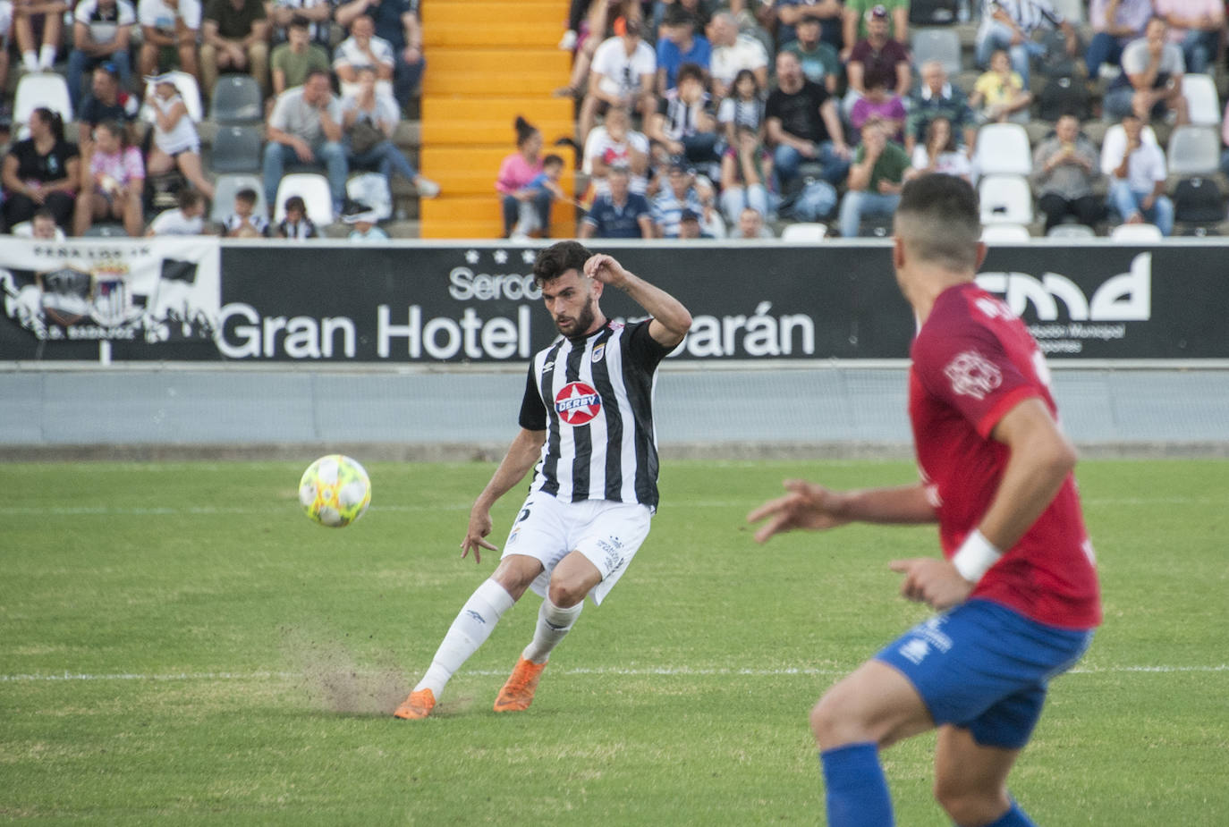 Fotos: Rmontada del Badajoz para ponerse líder