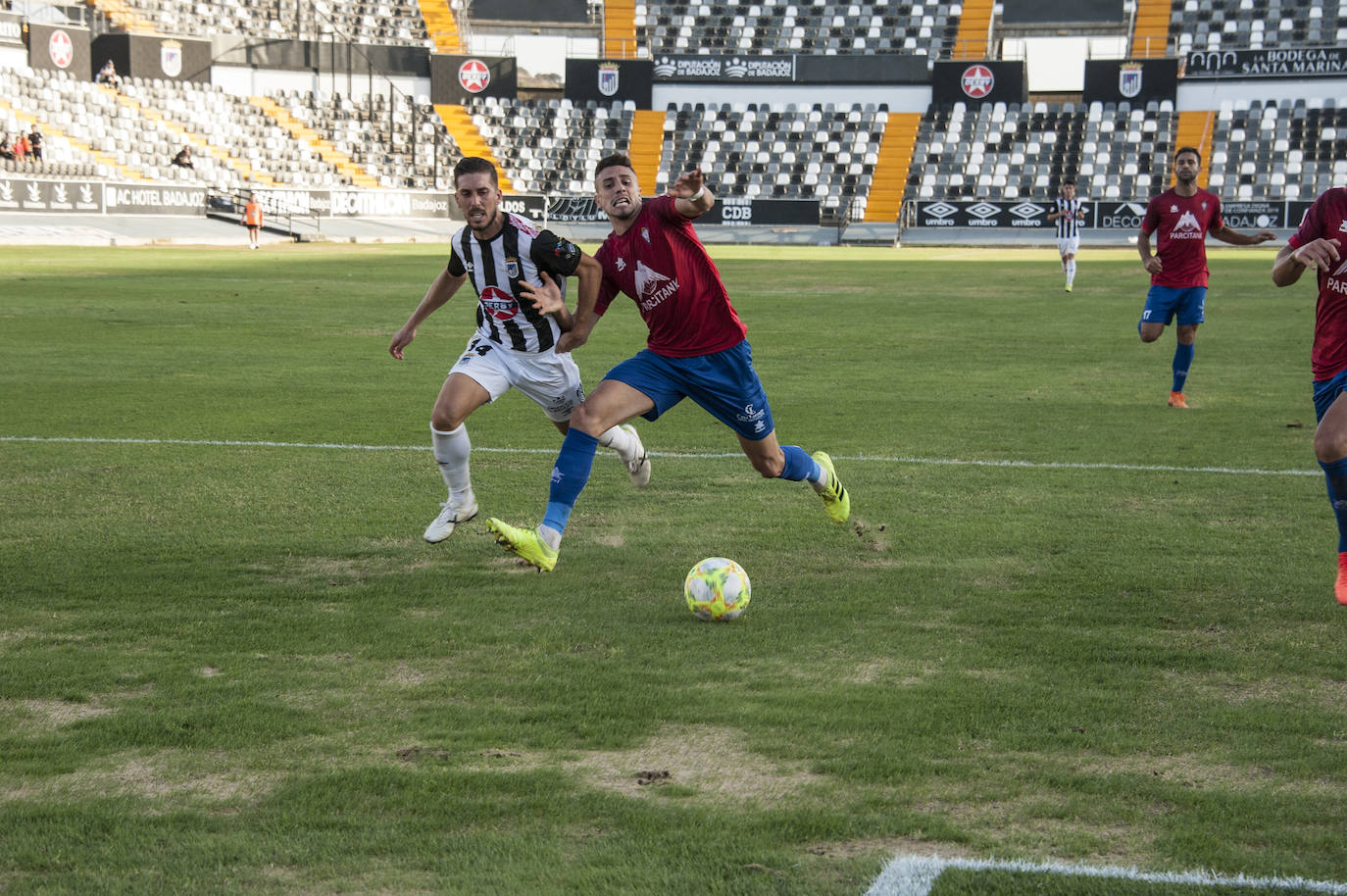 Fotos: Rmontada del Badajoz para ponerse líder