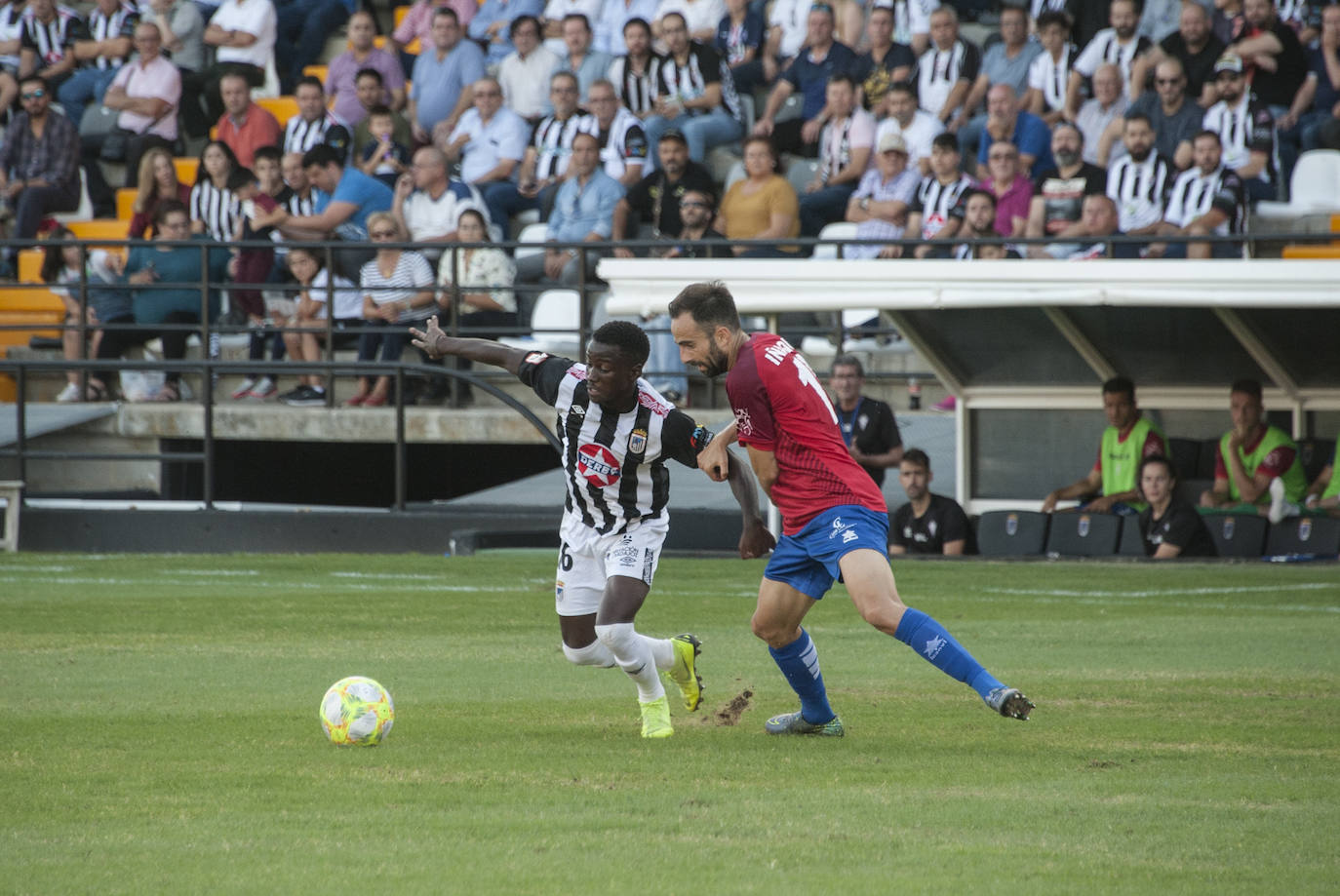 Fotos: Rmontada del Badajoz para ponerse líder