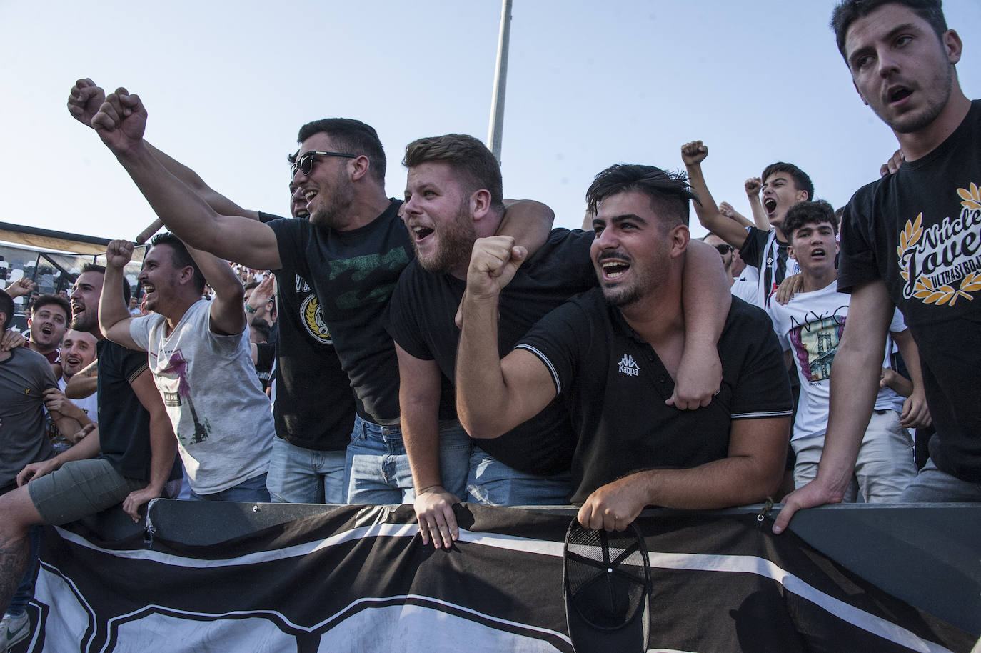 Fotos: Rmontada del Badajoz para ponerse líder