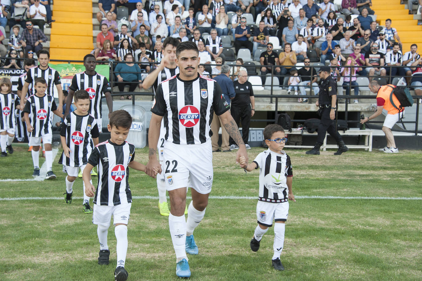 Fotos: Rmontada del Badajoz para ponerse líder