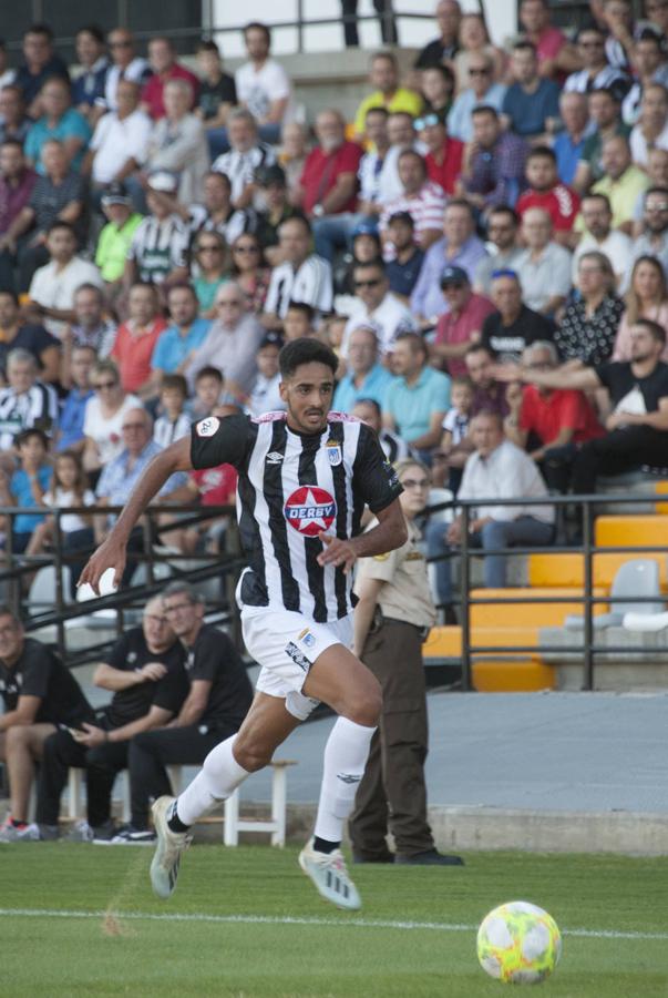 Fotos: Rmontada del Badajoz para ponerse líder