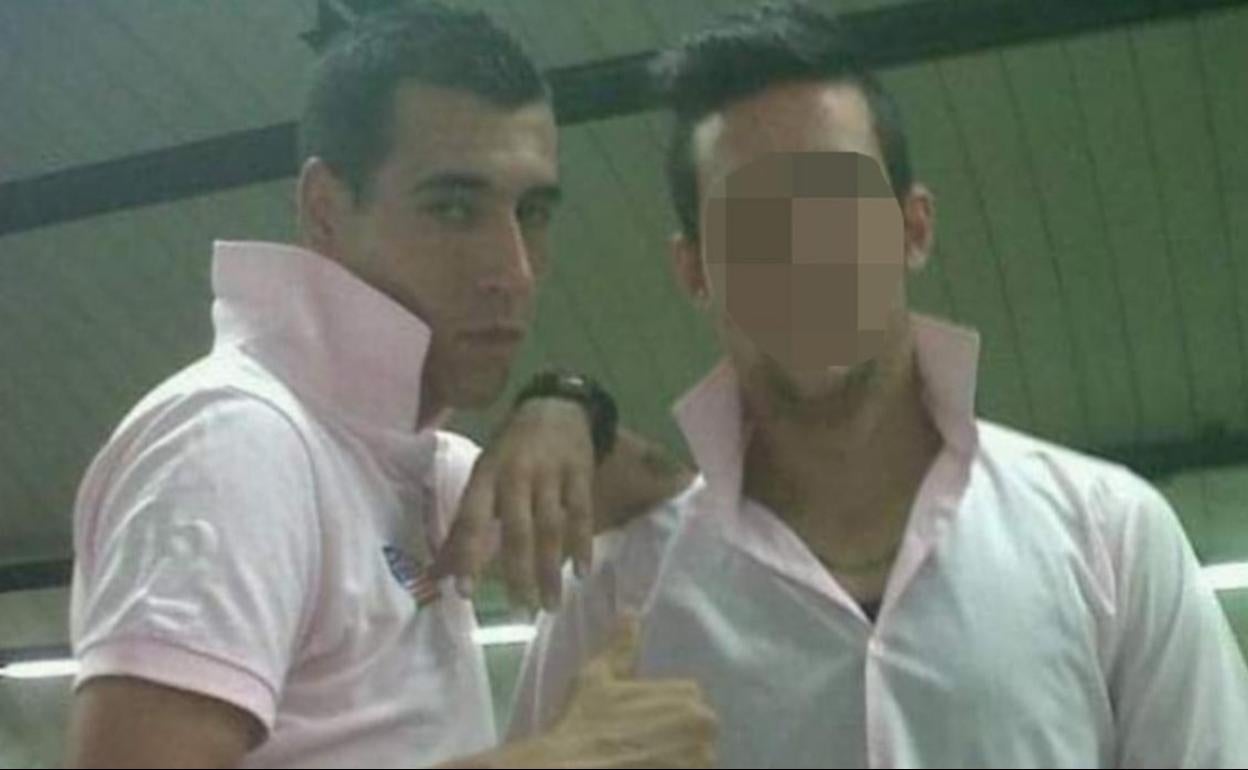 Rubén E. G., junto a un amigo, antes de ser detenido.