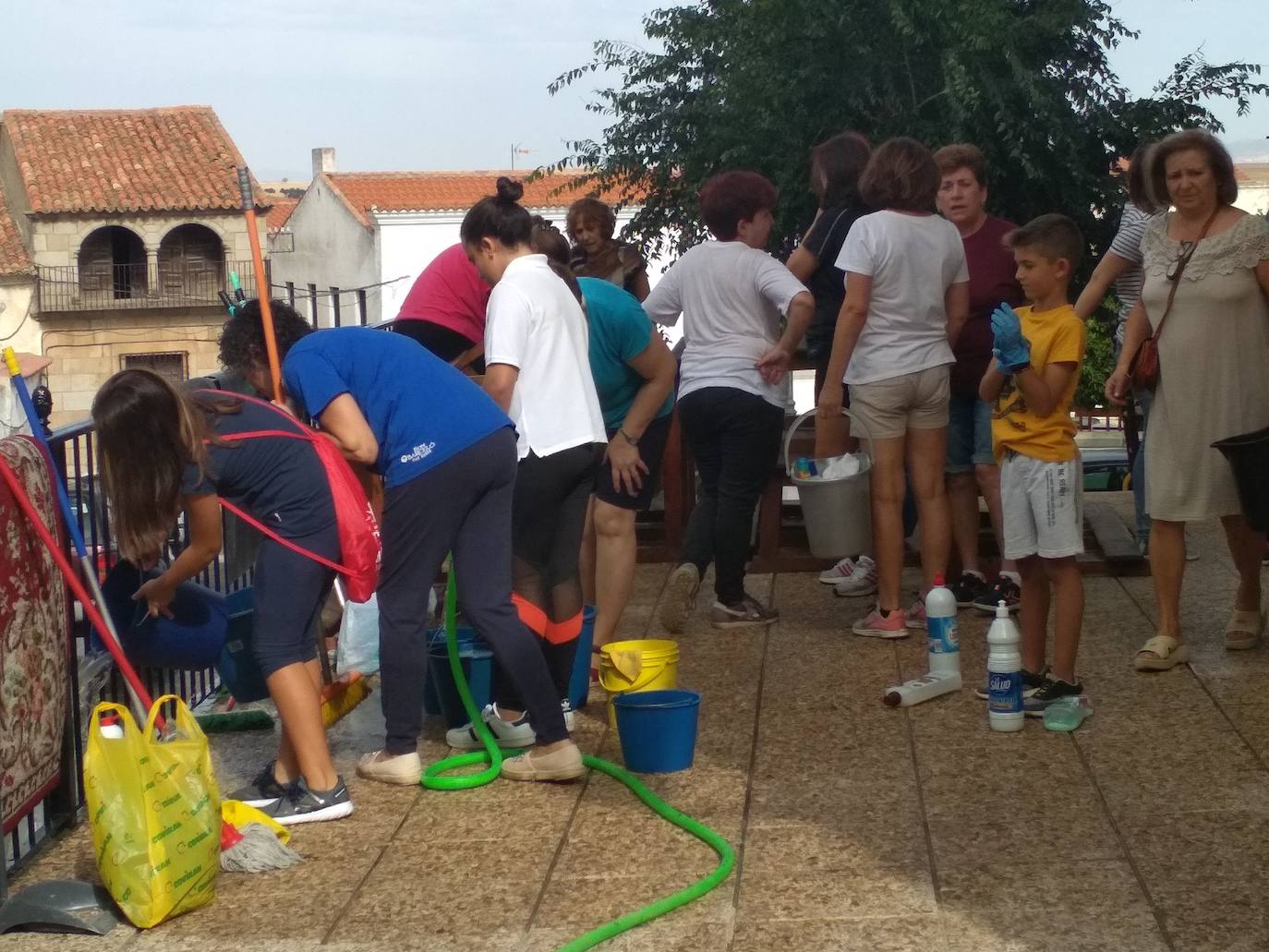 Fotos: Vecinos de Cabeza del Buey ayudan a limpiar la parroquia