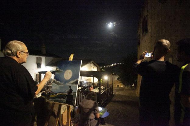 Pintando a la luna llena en la Plaza de las Veletas. :: Jorge rey