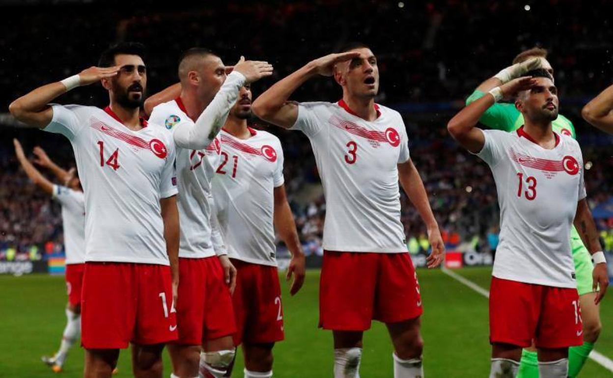 Los jugadores turcos celebrando el gol ante Francia.