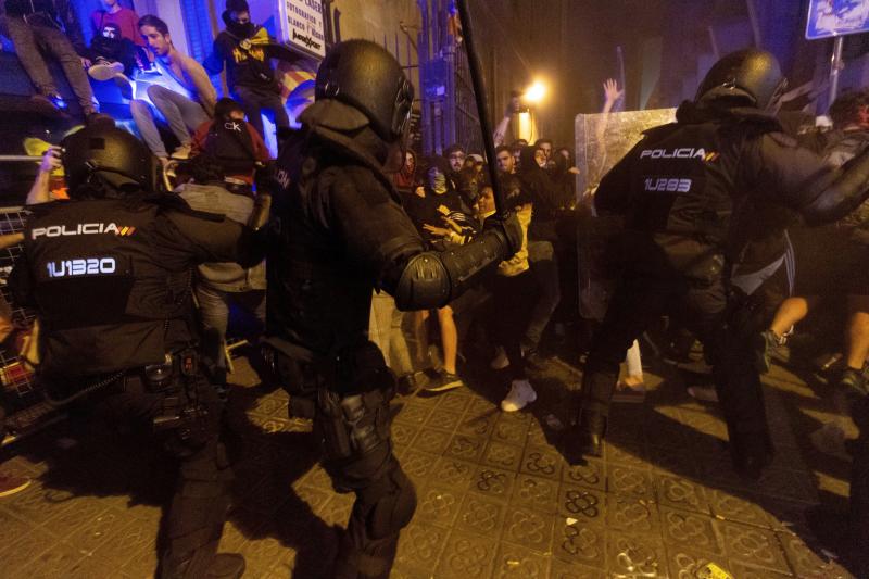 Barricadas de fuego, gritos en favor de la independencia y múltiples objetos en las calles de Barcelona