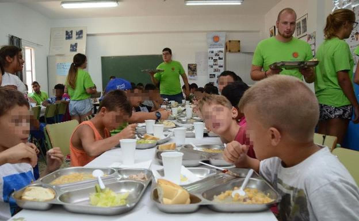 Menores extremeños en un comedor durante el verano