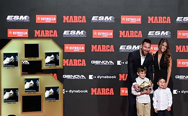 Leo Messi, su esposa Antonella y sus hijos Thiago y Mateo con la sexta Bota de Oro