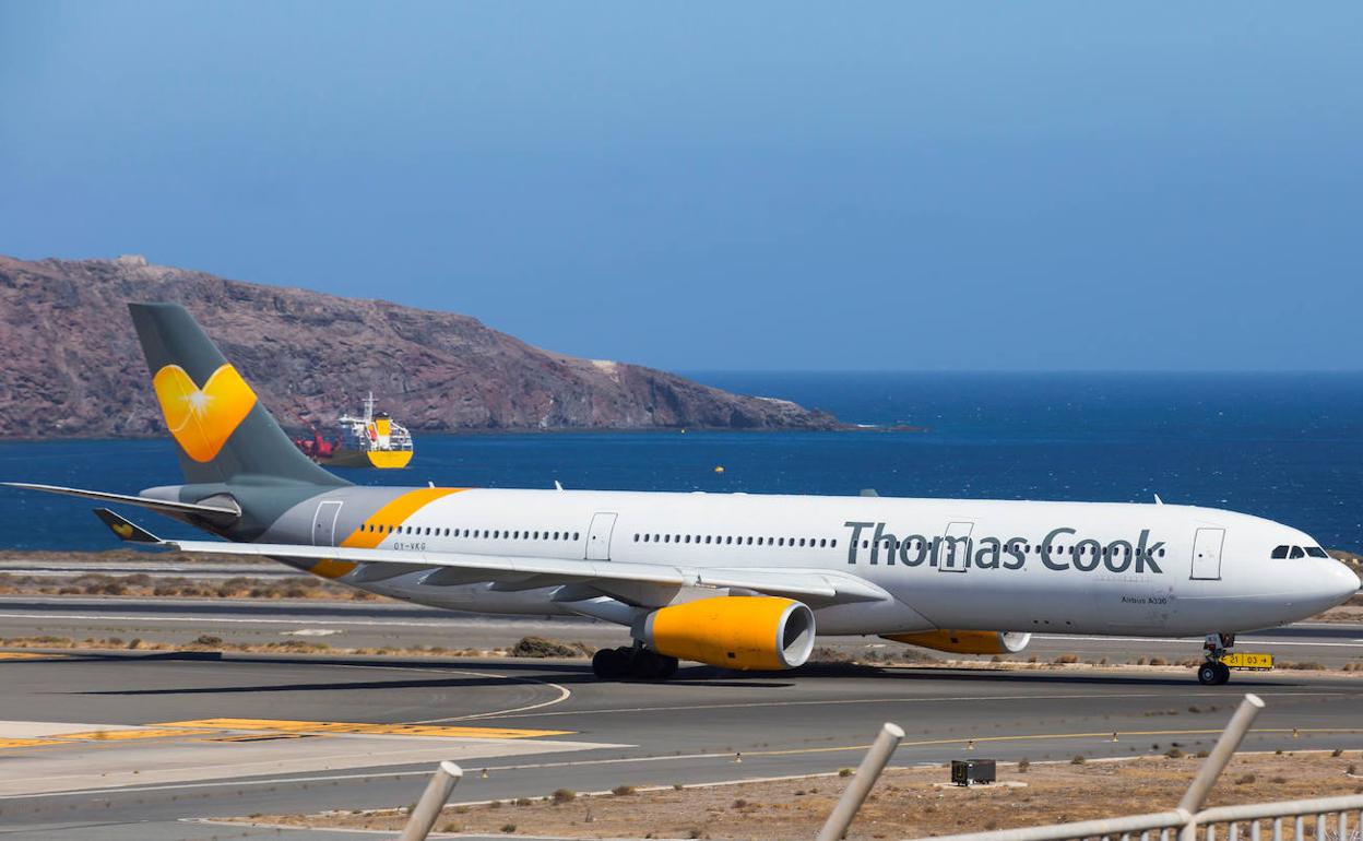 Avión de Thomas Cook en el aeropuerto de Gran Canaria. 