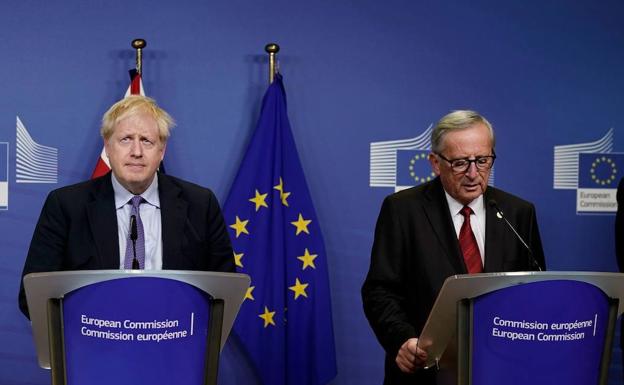 Boris Johnson y Jean-Claude Junker, durante la comparecencia de este jueves en Bruselas. 