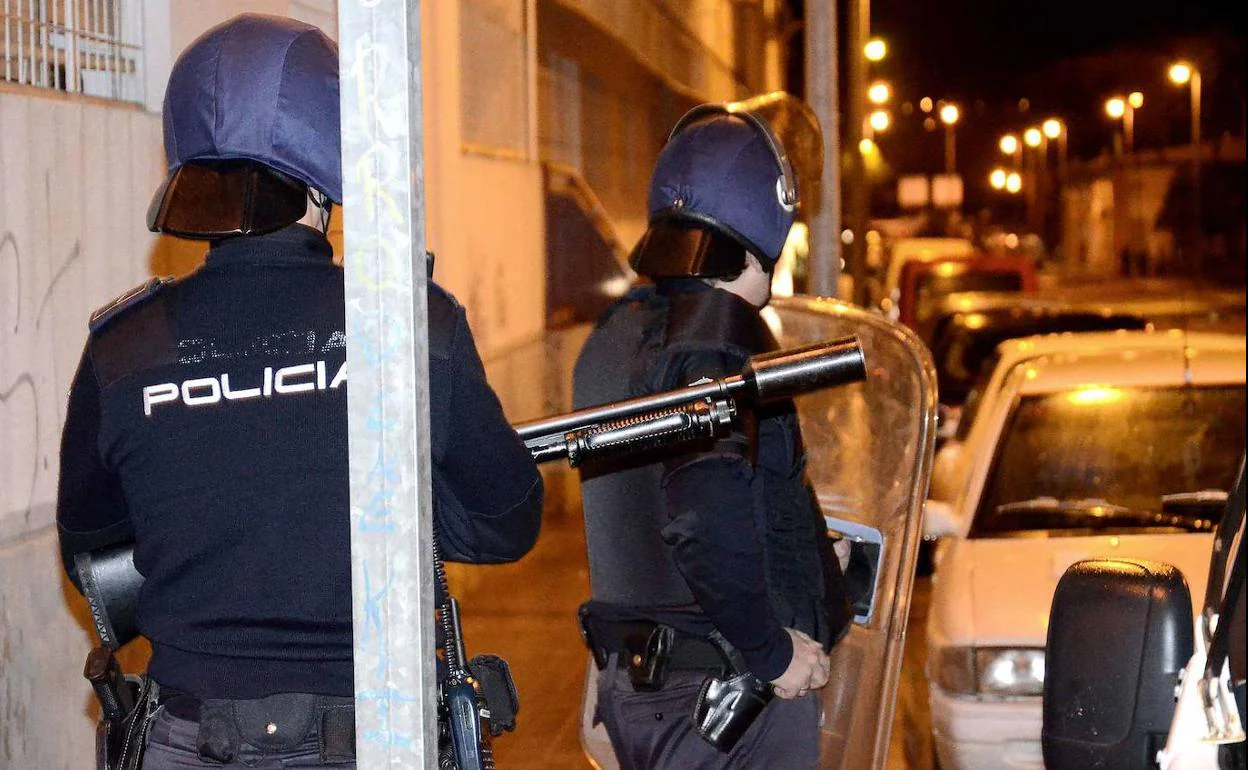 Imagen de archivo de agentes de la Policía Nacional fuertemente protegidos durante una redada en Badajoz.