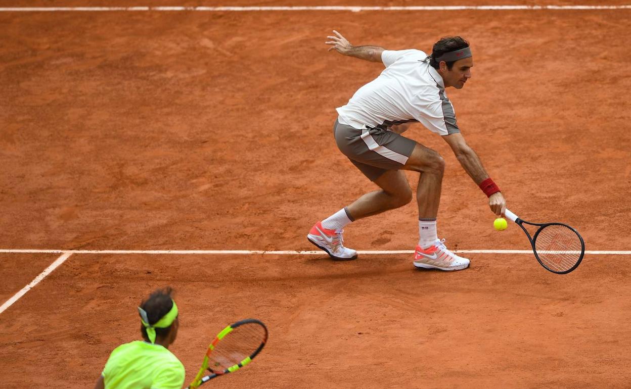 Federer resta una bola durante el partido de semifinales ante Nadal de la última edición de Roland Garros. 