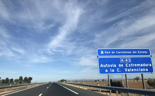 A-43 en Ciudad Real. En todos los carteles pone de forma errónea que la autovía entra en Extremadura. 