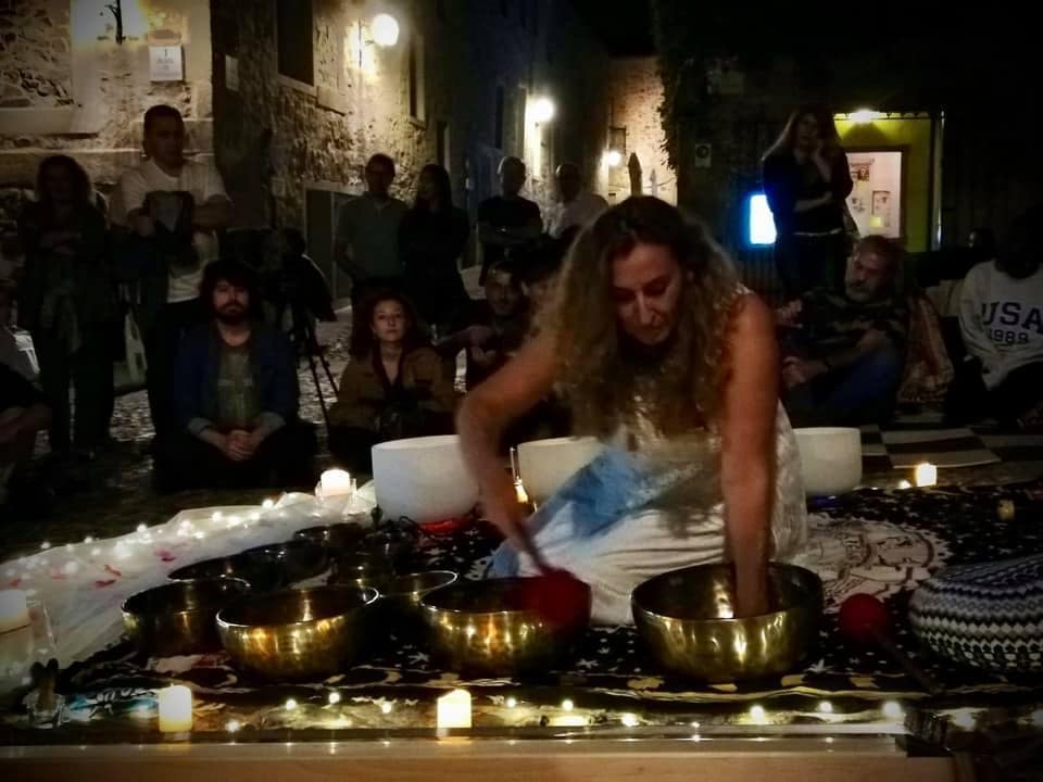 Tocando cuencos tibetanos en la Plaza de San Mateo.