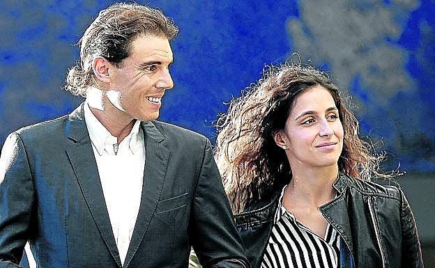 Un grupo de tunos de Cáceres ameniza la boda de Nadal frente a las puertas de sa Fortalesa