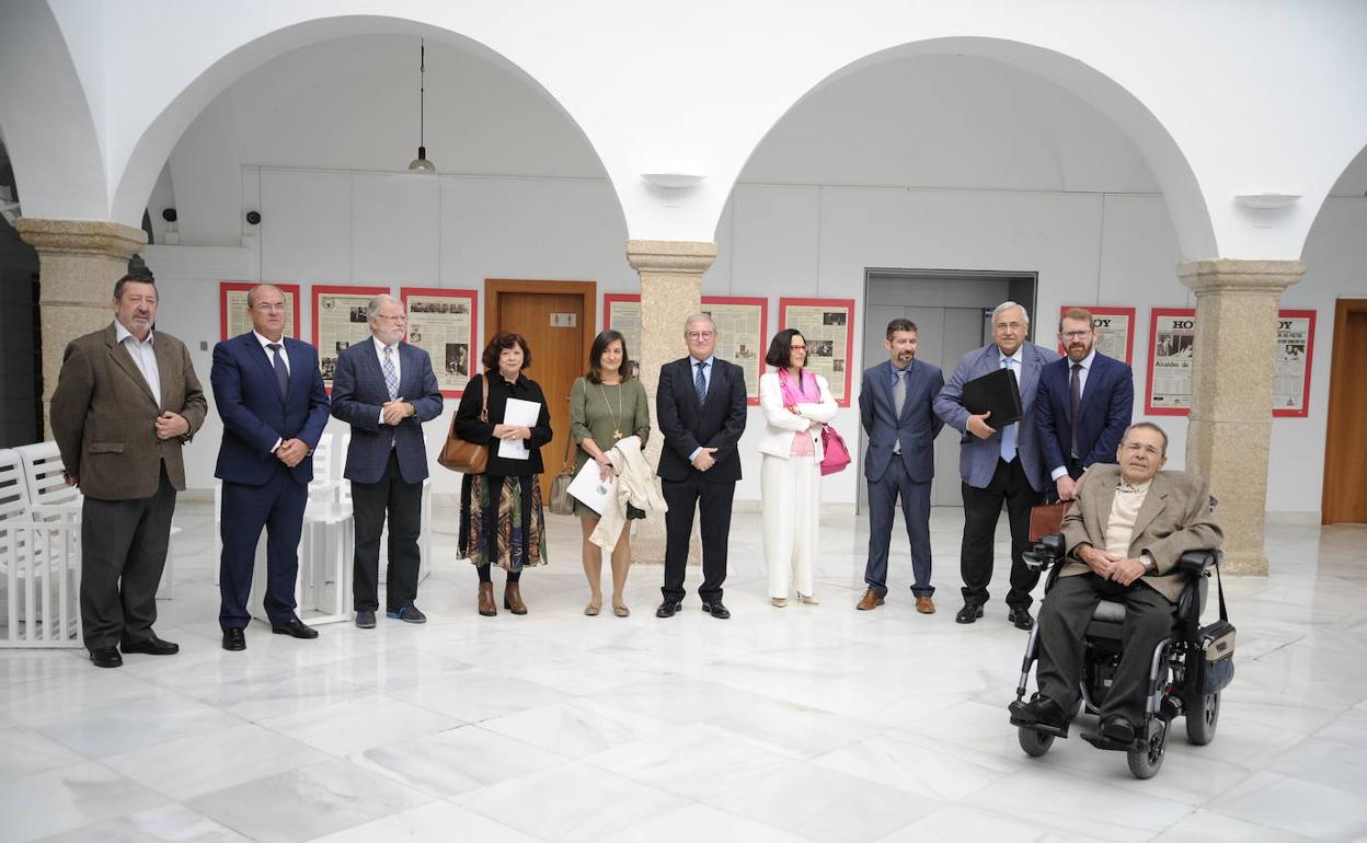 Miembros del patronato de la Fundación Muñoz-Torrero, este lunes en la Asamblea:: HOY