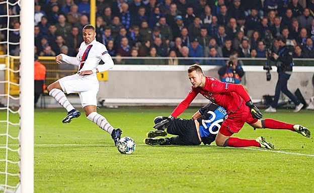 Kylian MBappé supera a Simon Mignolet y Rits para marcar uno de sus tres goles en Brujas
