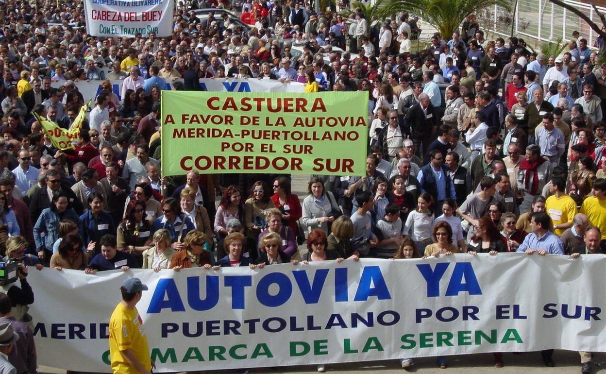 Manifestación a favor de la opción sur de la A-43 en el año 2003. :: HOY