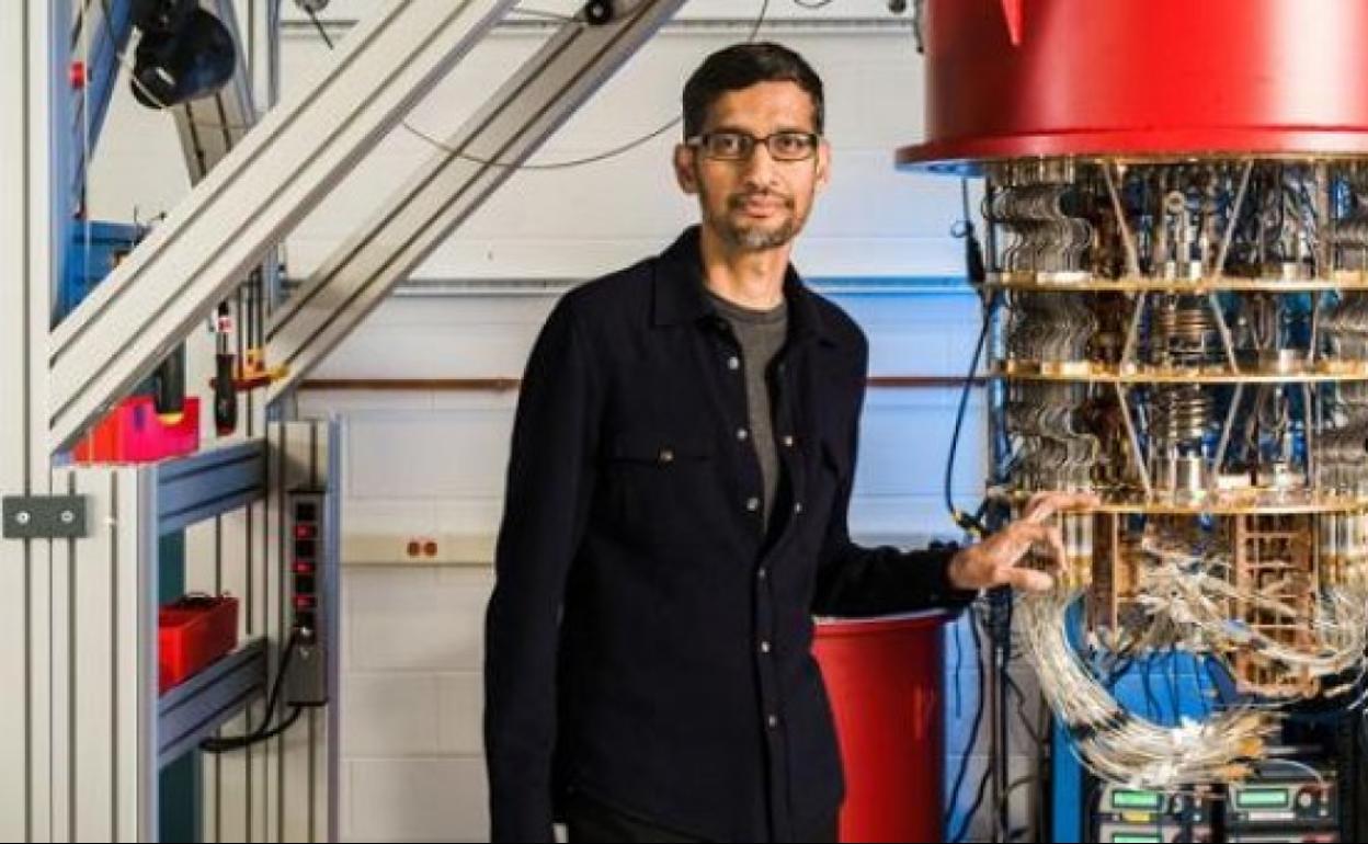 Sundar Pichai, CEO de Google, junto al ordenador cuántico.