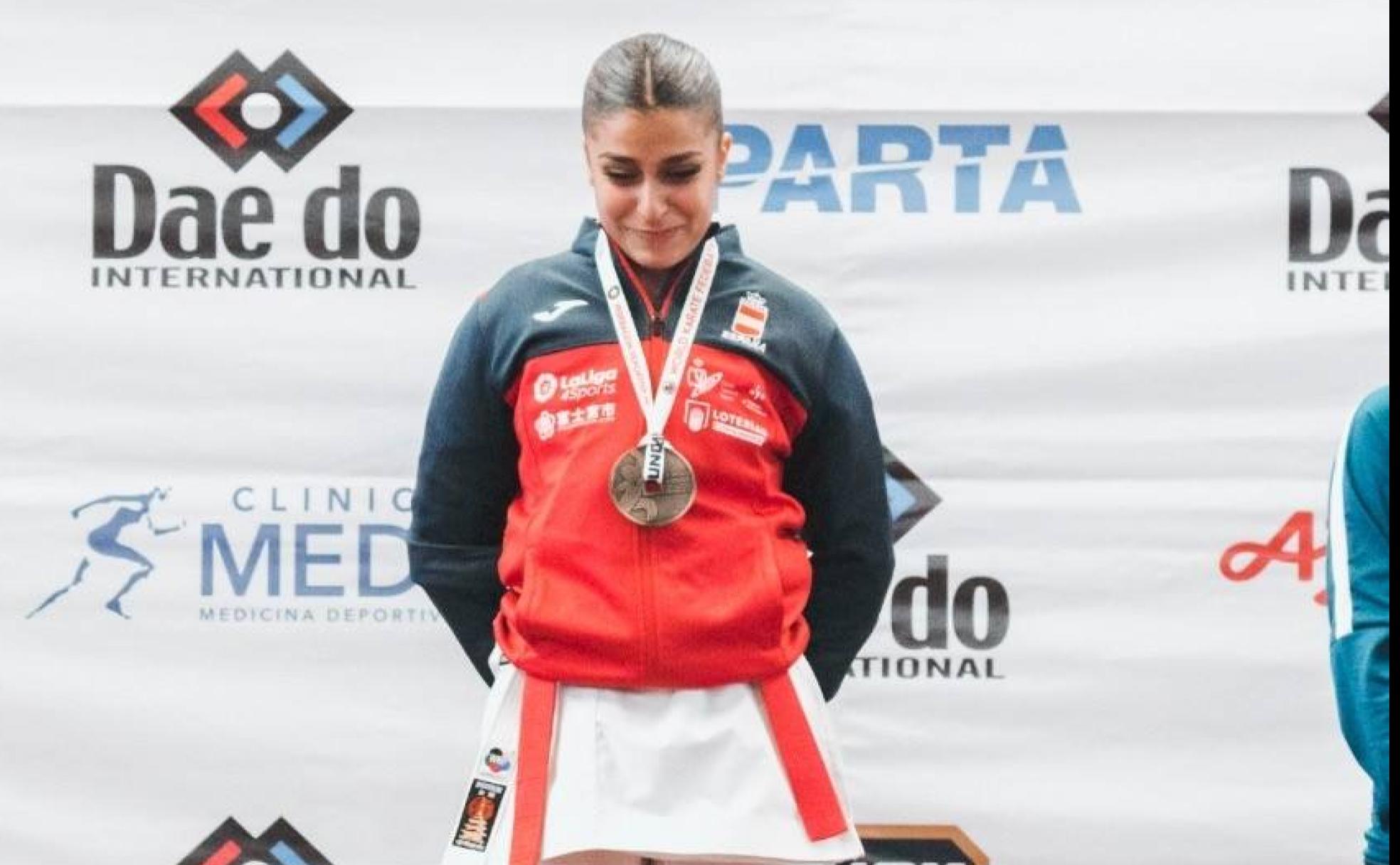 La karateca extremeña Marta García en el primer cajón del podio de Santiago de Chile.: Tamara Soler