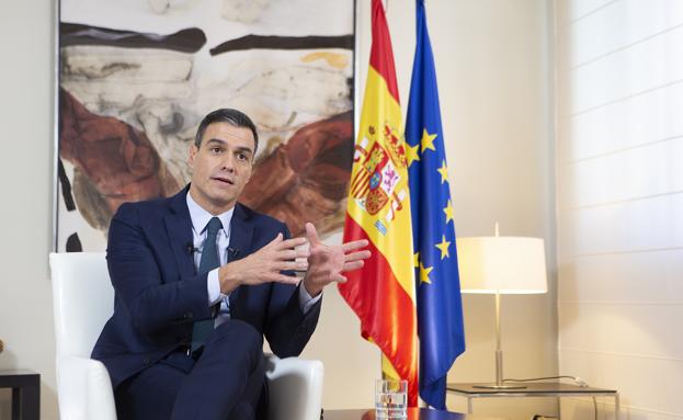 Sánchez, ayer, en un salón de la Moncloa. 