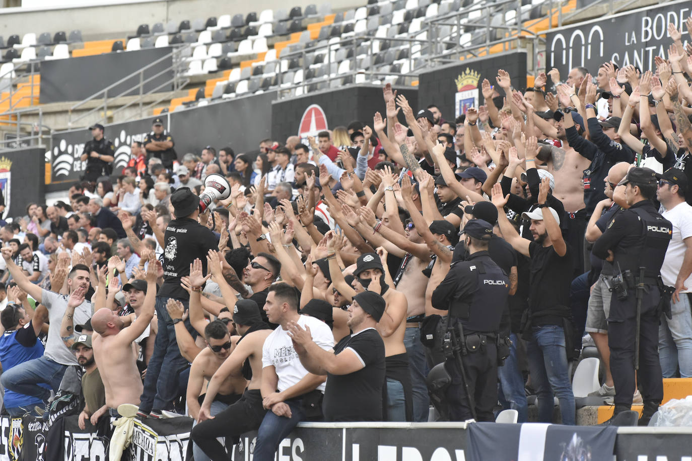 Fotos: Reparto De Puntos En El Derbi Entre Badajoz Y Mérida | Hoy