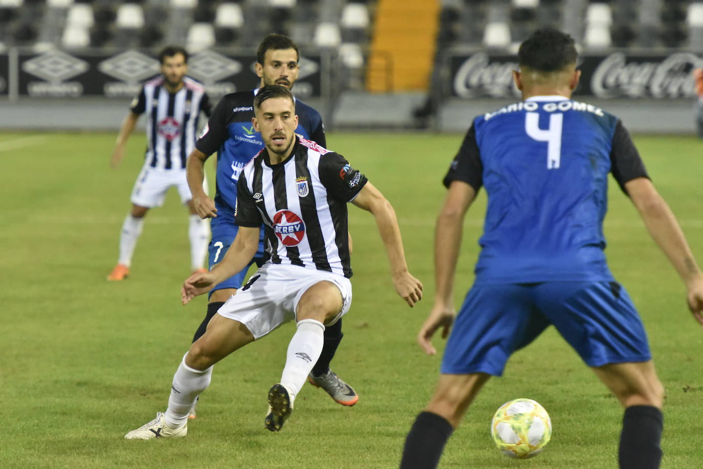 Fotos: Reparto De Puntos En El Derbi Entre Badajoz Y Mérida | Hoy