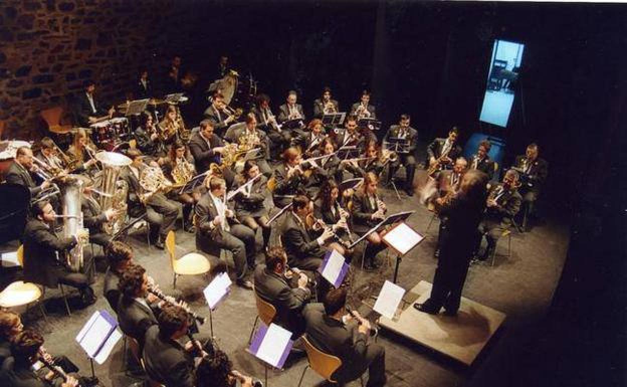 La banda provincial de Cáceres interpreta 'El color de la música'