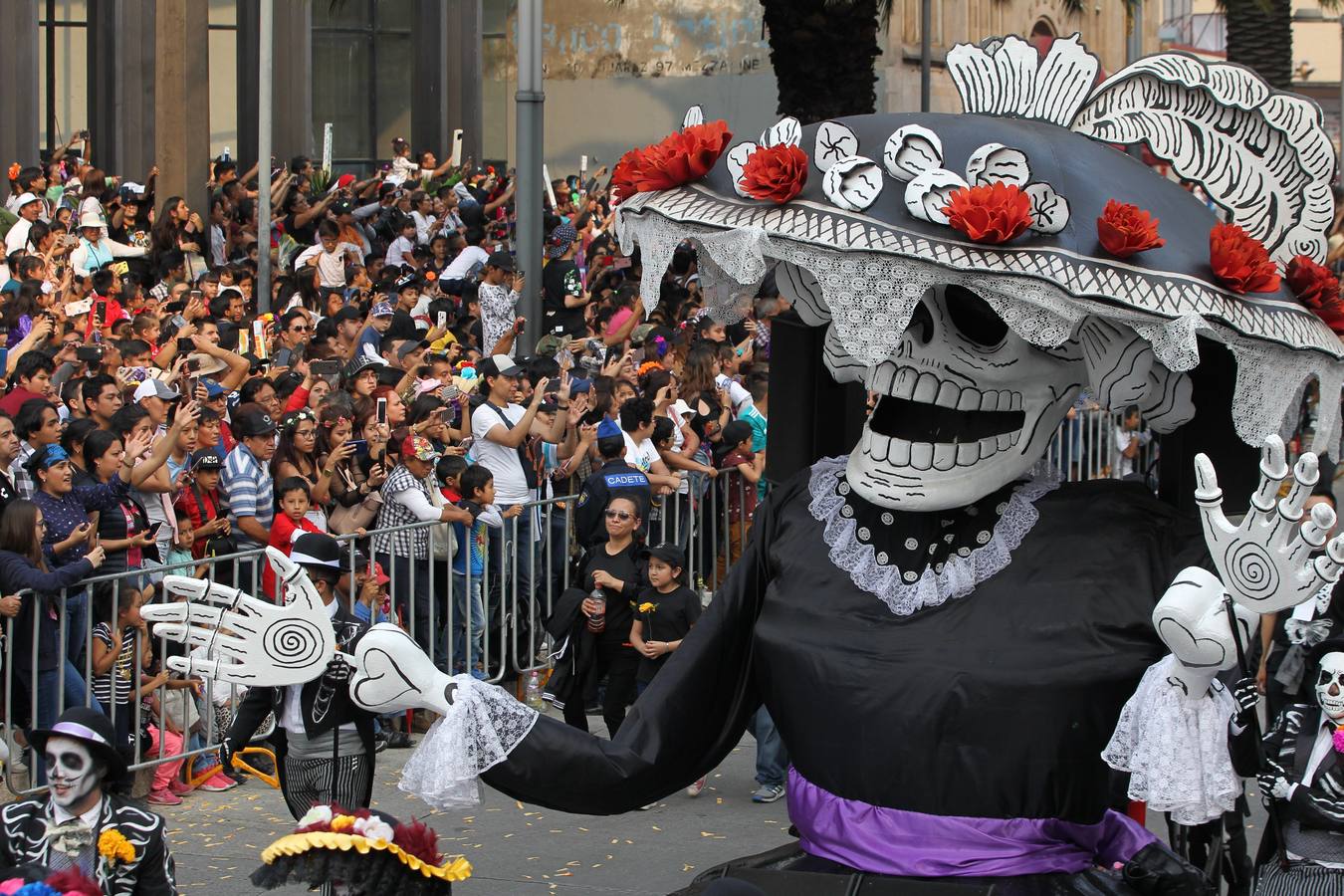 Fotos: Desfiles tradicionales por los festejos del Día de Muertos en México