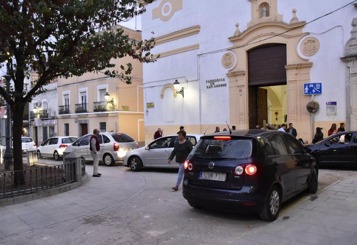 Coches mal aparcados en San Andrés. :: Casimiro Moreno