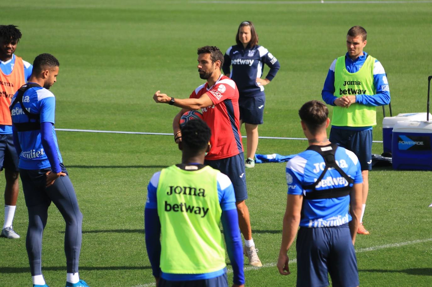 Fotos: El llerenense Carlos Martínez ejerce de segundo entrenador del Leganés