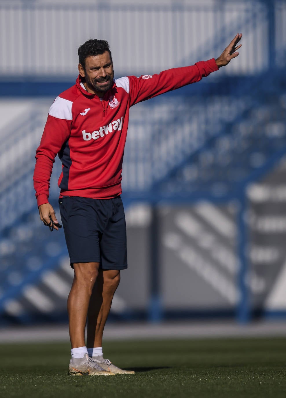 Fotos: El llerenense Carlos Martínez ejerce de segundo entrenador del Leganés