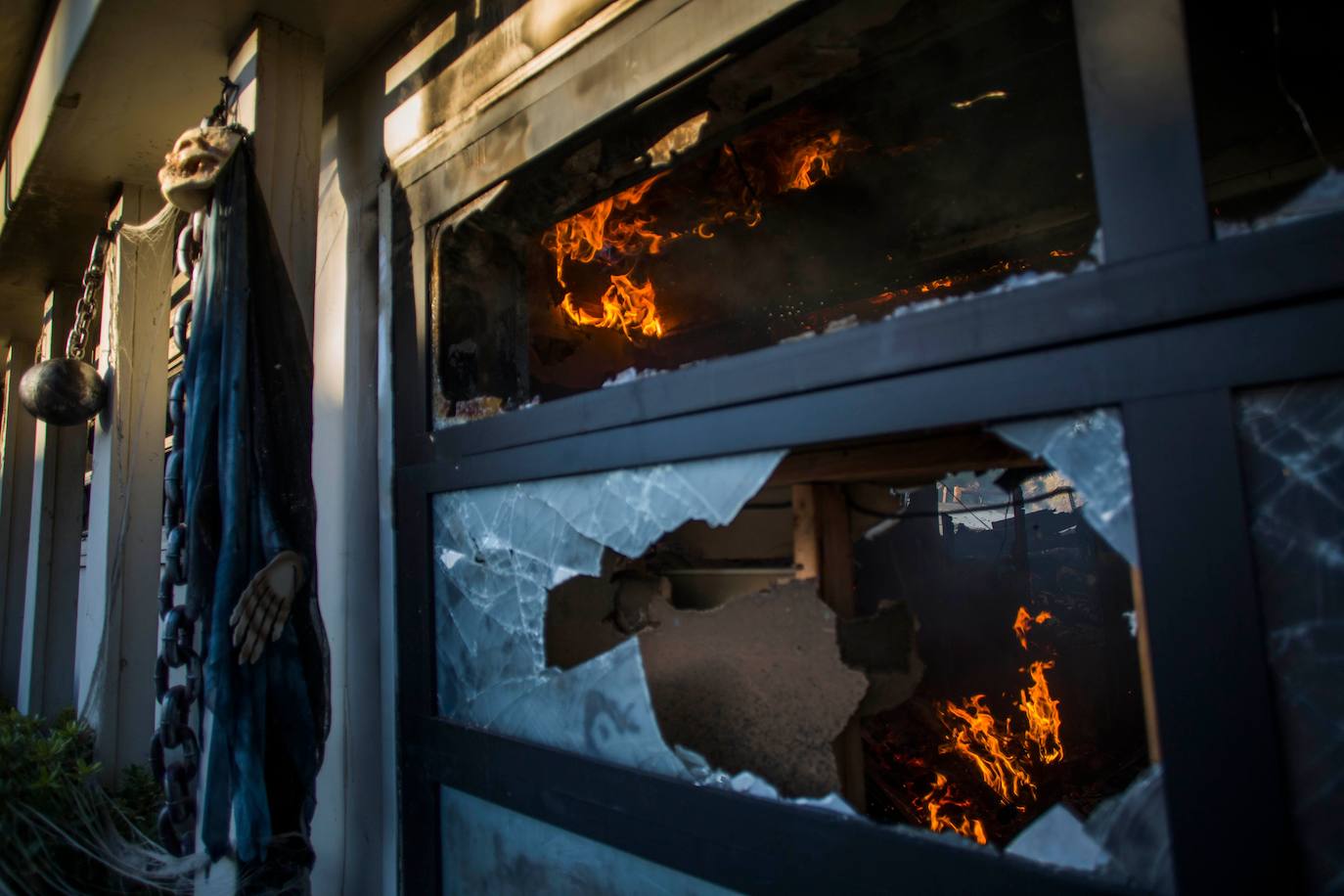 Llamas en una casa durante el 'Getty Fire'