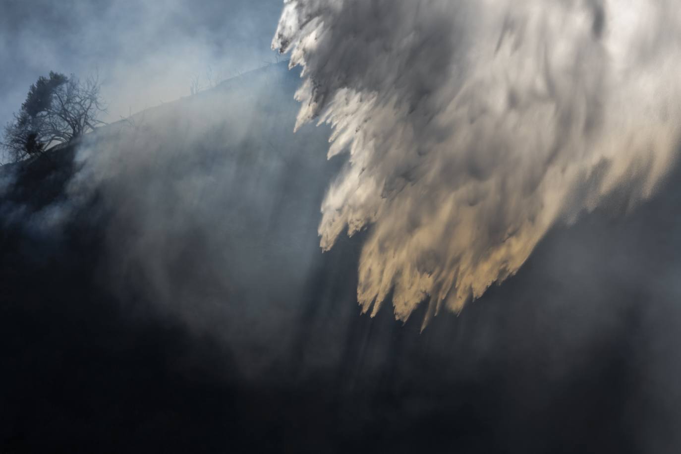 Descarga de agua sobre el 'Getty Fire'