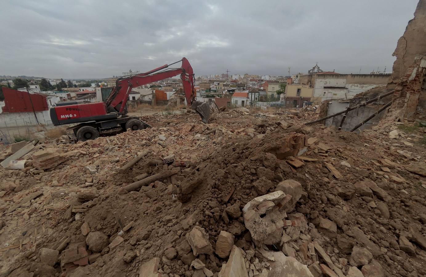 Fotos: Caen las últimas casas de la calle Peralillo, donde se levantarán las 35 viviendas