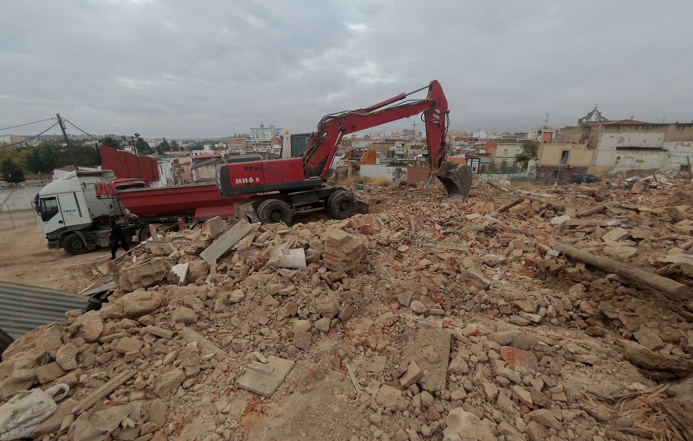 Fotos: Caen las últimas casas de la calle Peralillo, donde se levantarán las 35 viviendas
