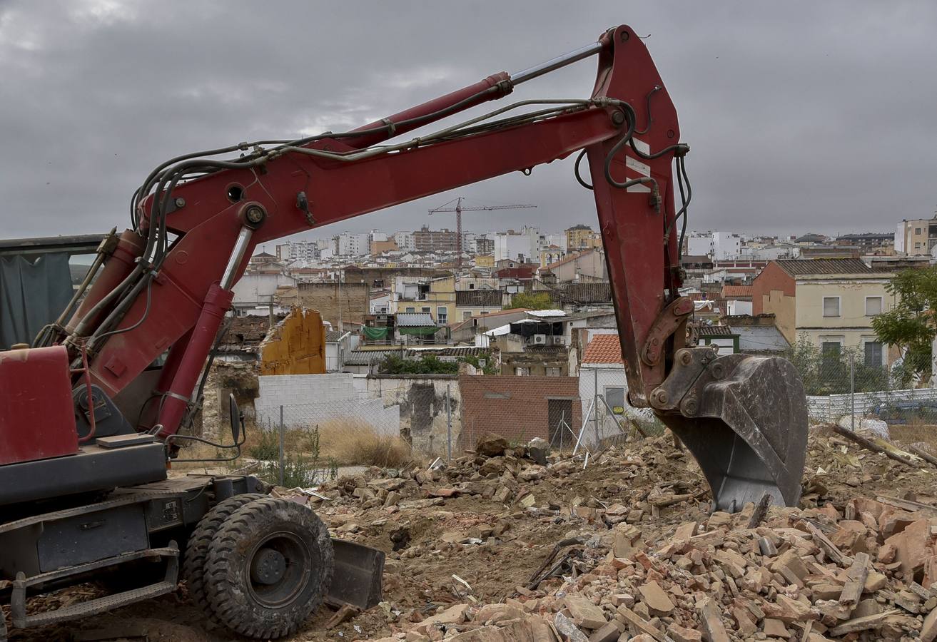 Fotos: Caen las últimas casas de la calle Peralillo, donde se levantarán las 35 viviendas