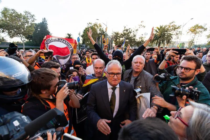 Fotos: Manifestantes y partidos independentistas boicotean el acto del Rey en Barcelona