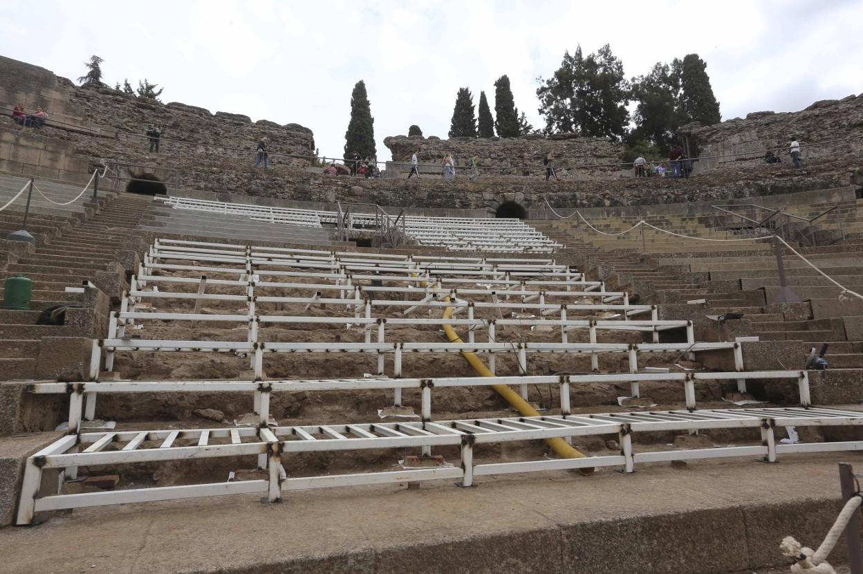 Así está actualmente una parte de las gradas del Teatro Romano. :: j. m. romero