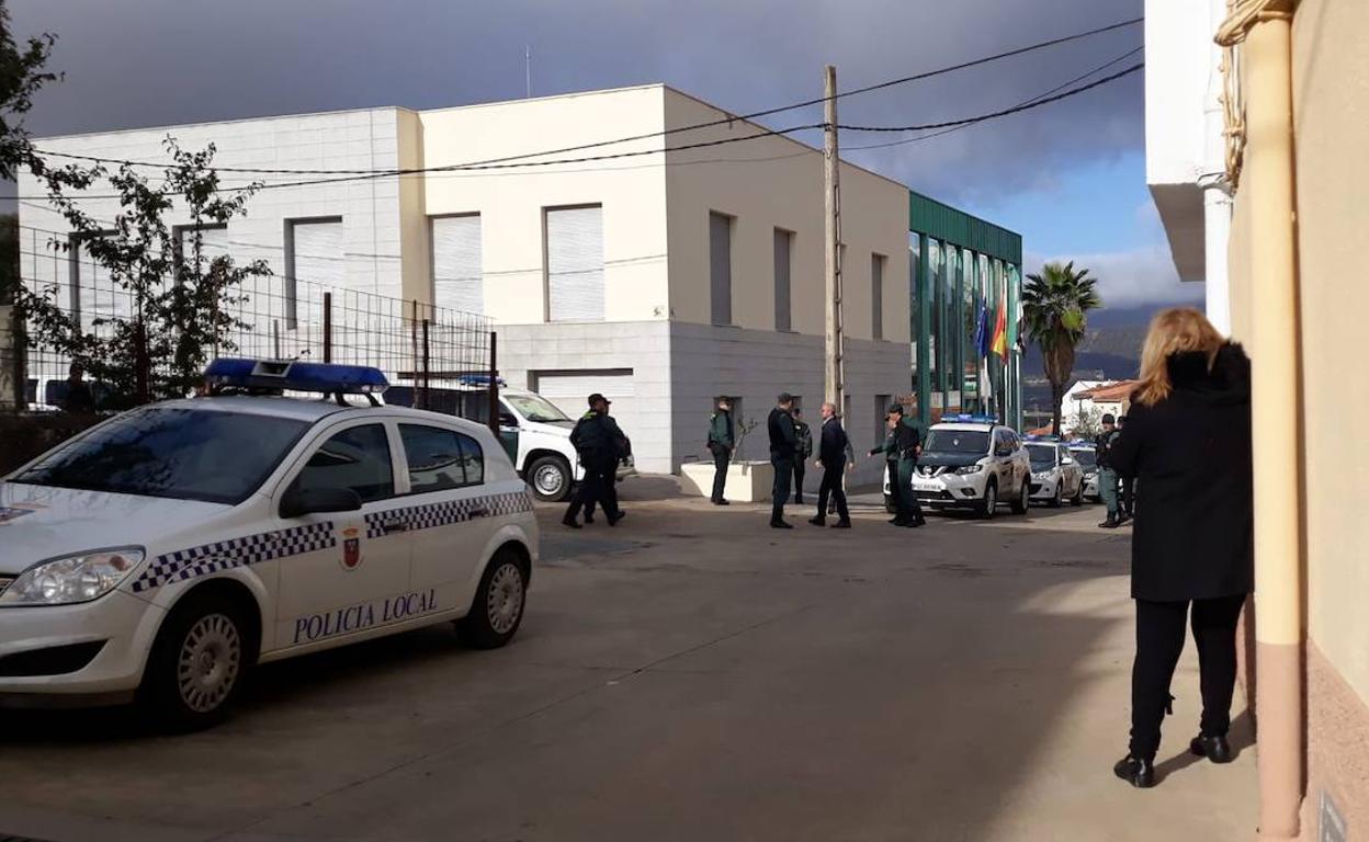 Los acusados llegaron al Juzgado de Logrosán en torno a las 11.15 horas de este martes.: HOY