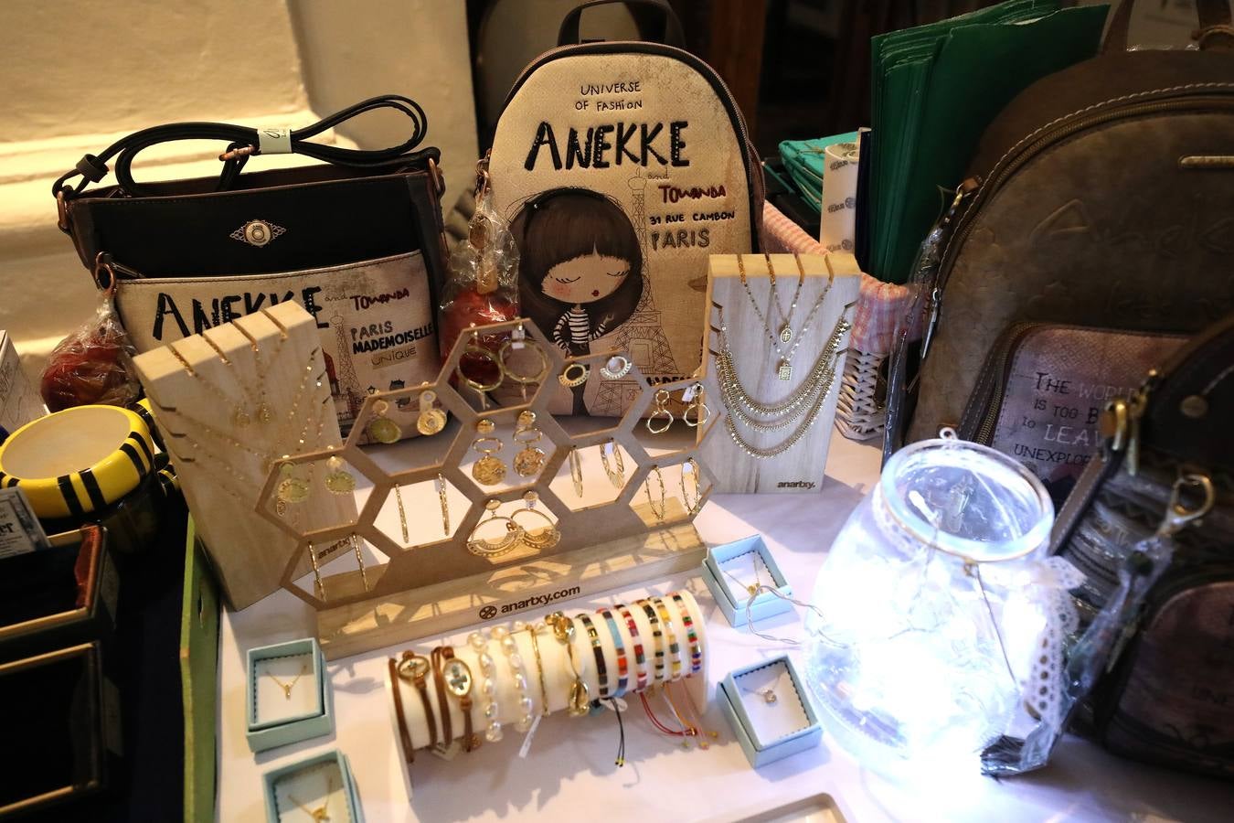 Fotos: El Parador acoge un mercadillo solidario contra el cáncer