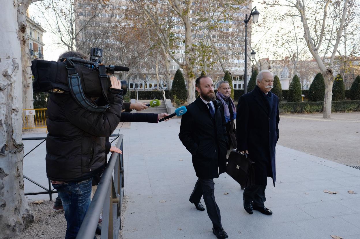 García Lobato tras prestar declaración en Madrid. :: hoy