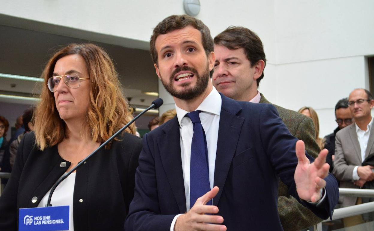 Casado visita en Palencia un centro de mayores durante la última jornada de campaña. 