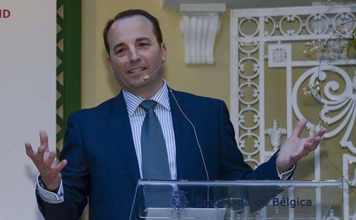 El gemólogo Heraclio Besada ofrece una conferencia dentro de Aula HOY